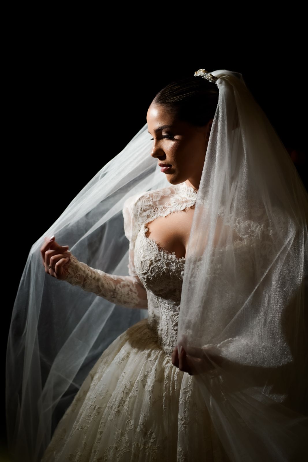 Noiva com véu e vestido de renda