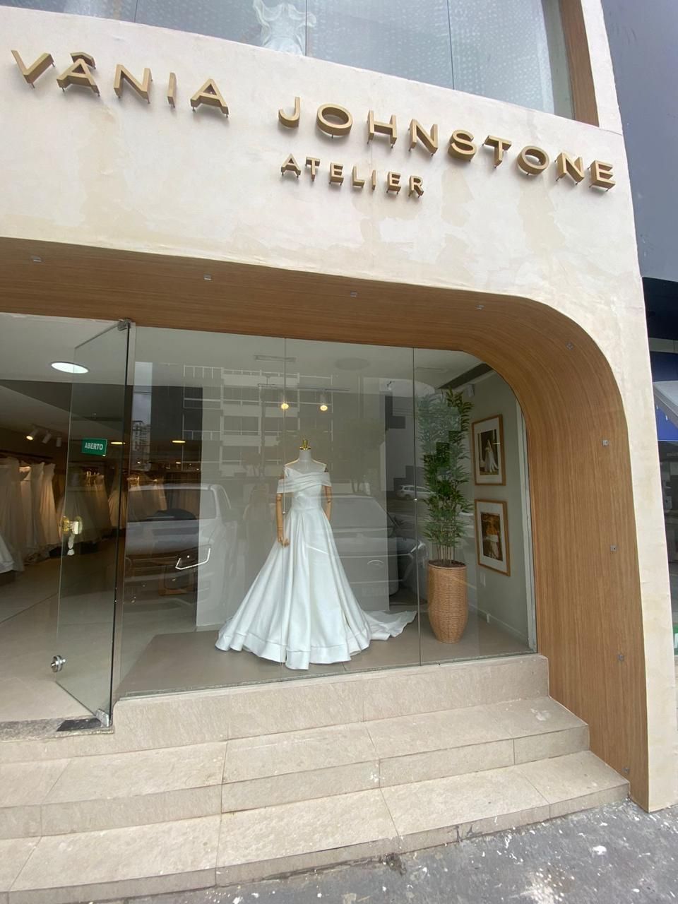 Fachada do Vânia Johnstone Atelier com vestido na vitrine